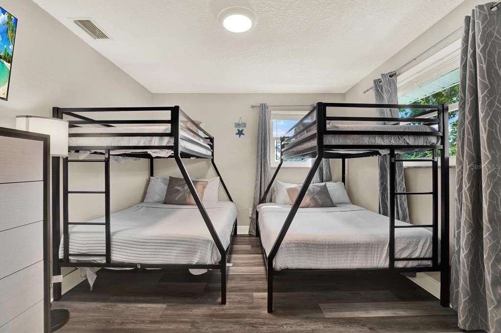 合同活跃: $850,000 (4 贝兹, 3 浴室, 2409 平方英尺)