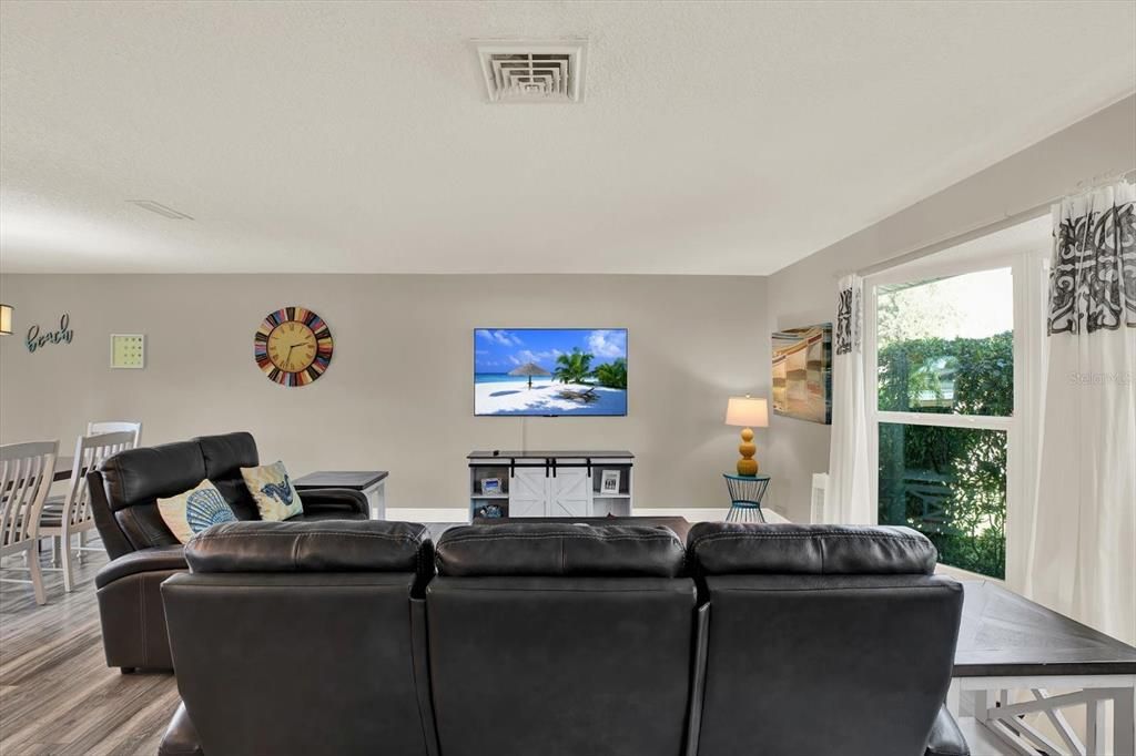 合同活跃: $850,000 (4 贝兹, 3 浴室, 2409 平方英尺)