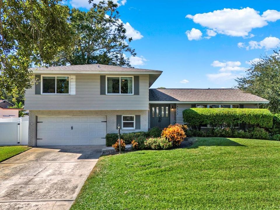 合同活跃: $850,000 (4 贝兹, 3 浴室, 2409 平方英尺)