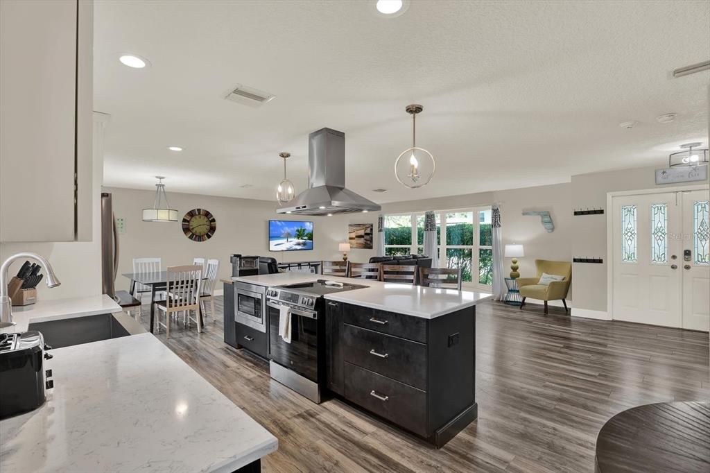 合同活跃: $850,000 (4 贝兹, 3 浴室, 2409 平方英尺)