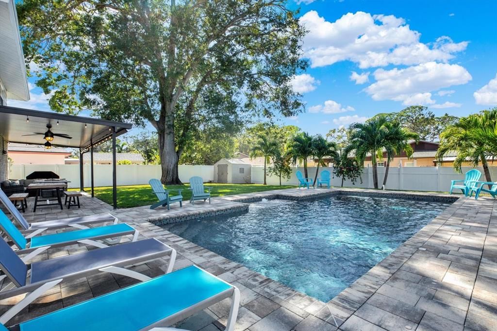 合同活跃: $850,000 (4 贝兹, 3 浴室, 2409 平方英尺)