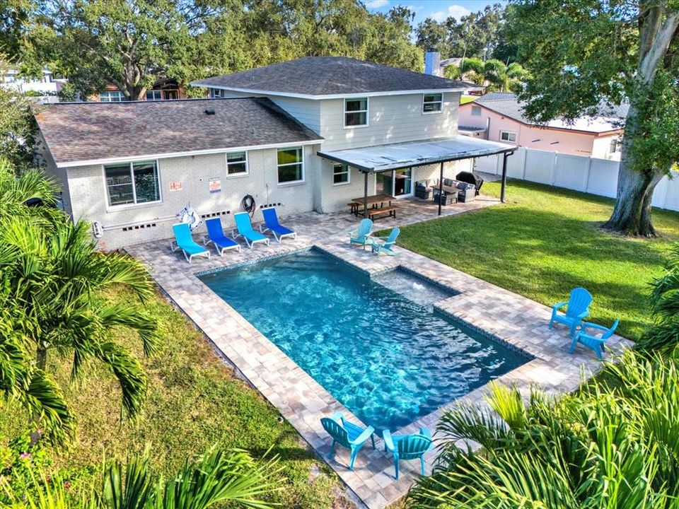 合同活跃: $850,000 (4 贝兹, 3 浴室, 2409 平方英尺)