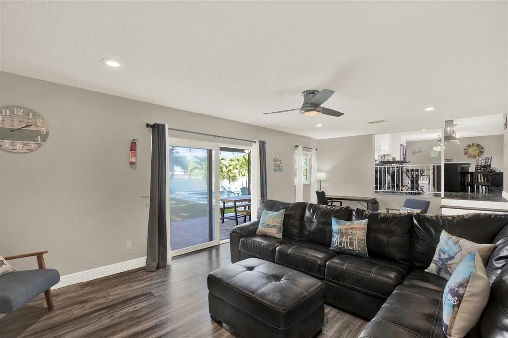 合同活跃: $850,000 (4 贝兹, 3 浴室, 2409 平方英尺)