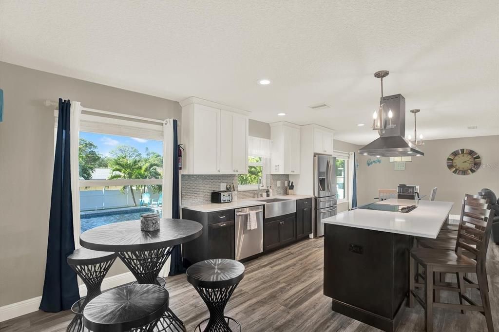 合同活跃: $850,000 (4 贝兹, 3 浴室, 2409 平方英尺)