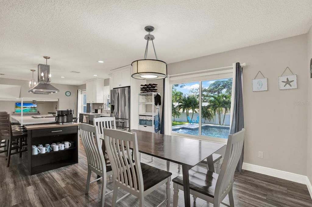 合同活跃: $850,000 (4 贝兹, 3 浴室, 2409 平方英尺)