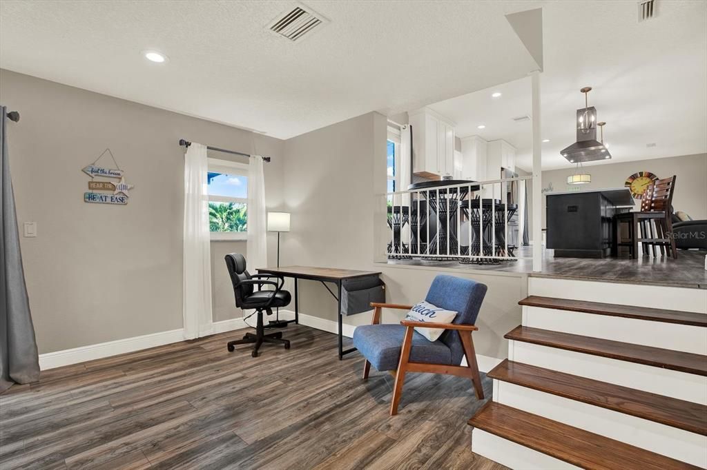 合同活跃: $850,000 (4 贝兹, 3 浴室, 2409 平方英尺)