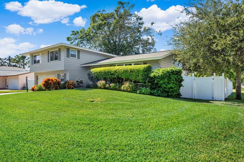 合同活跃: $850,000 (4 贝兹, 3 浴室, 2409 平方英尺)