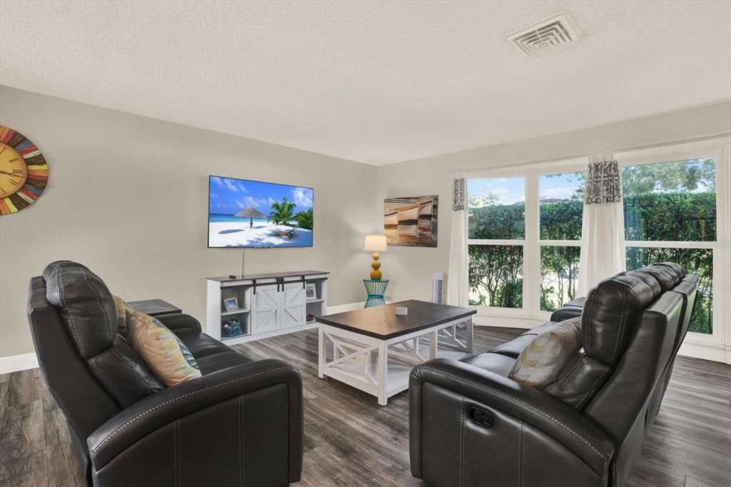 合同活跃: $850,000 (4 贝兹, 3 浴室, 2409 平方英尺)