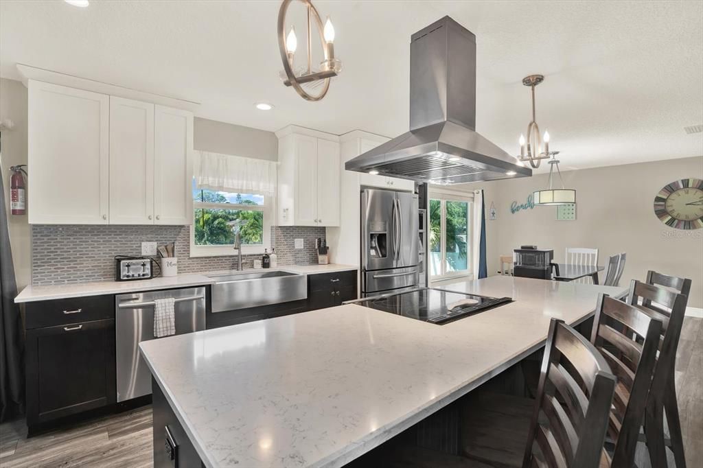 合同活跃: $850,000 (4 贝兹, 3 浴室, 2409 平方英尺)