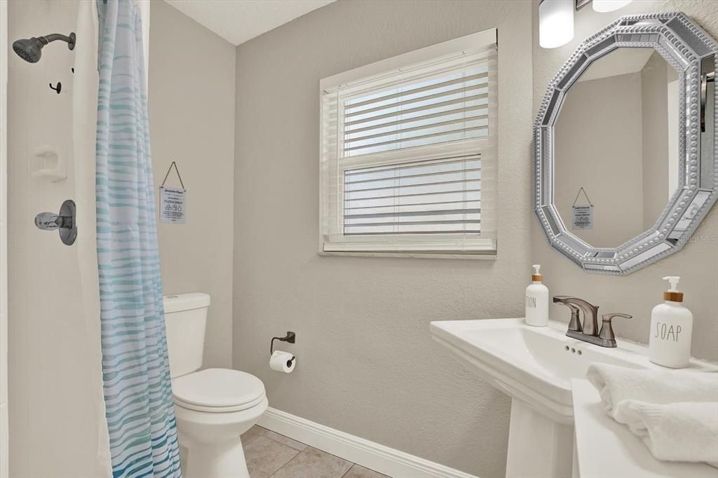 合同活跃: $850,000 (4 贝兹, 3 浴室, 2409 平方英尺)