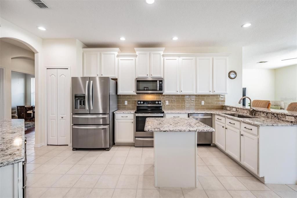 Под контрактом: $515,000 (3 спален, 2 ванн, 2118 Квадратных фут)