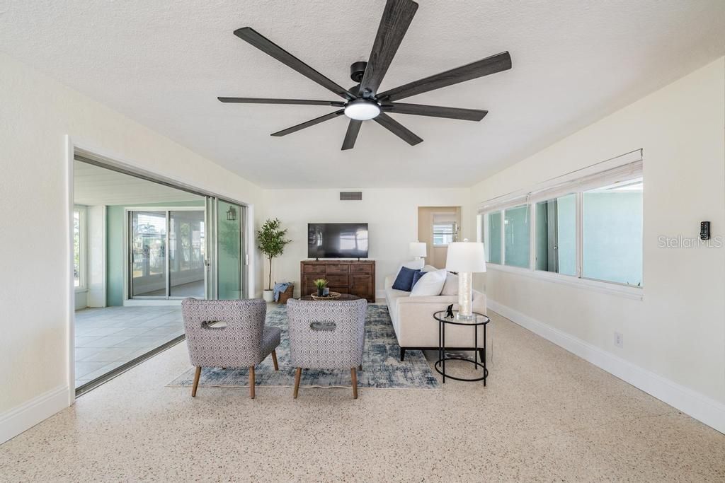 En Venta: $1,125,000 (3 camas, 2 baños, 1572 Pies cuadrados)