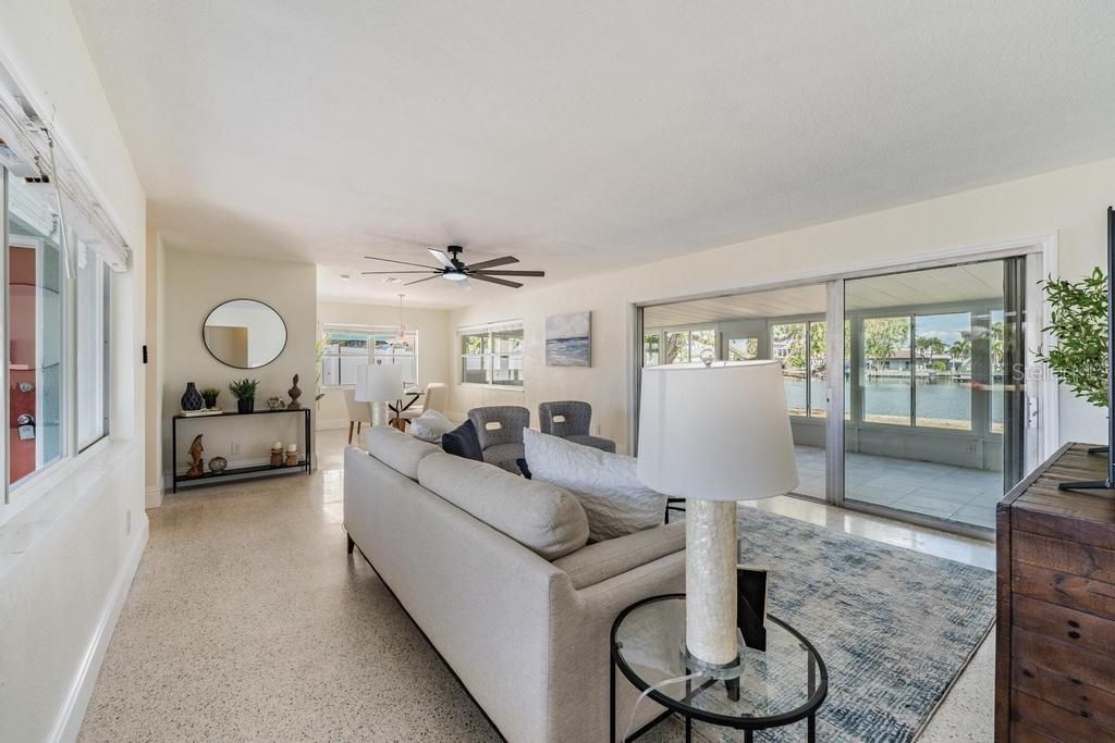 En Venta: $1,125,000 (3 camas, 2 baños, 1572 Pies cuadrados)