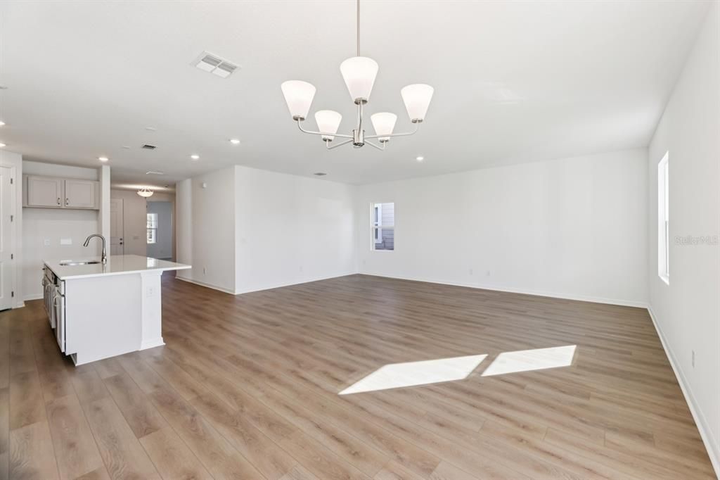 合同活跃: $499,990 (4 贝兹, 2 浴室, 1906 平方英尺)