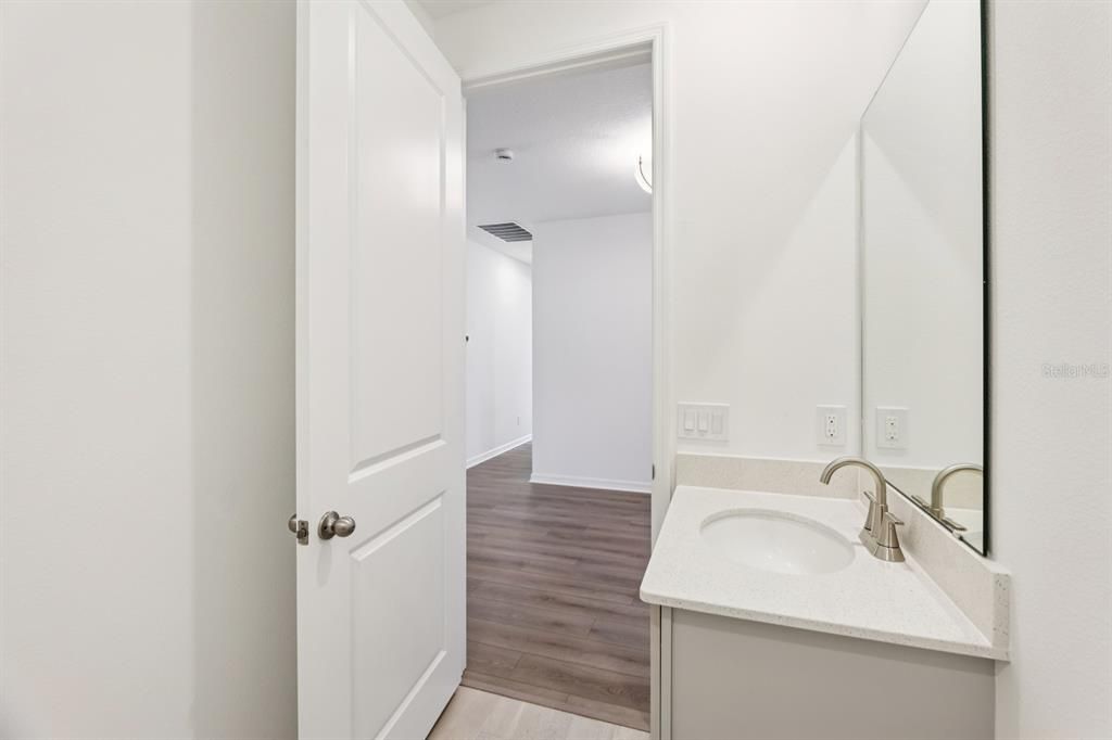 合同活跃: $499,990 (4 贝兹, 2 浴室, 1906 平方英尺)