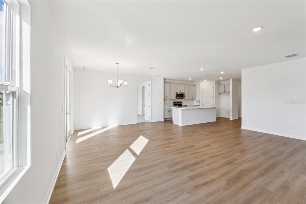 合同活跃: $499,990 (4 贝兹, 2 浴室, 1906 平方英尺)