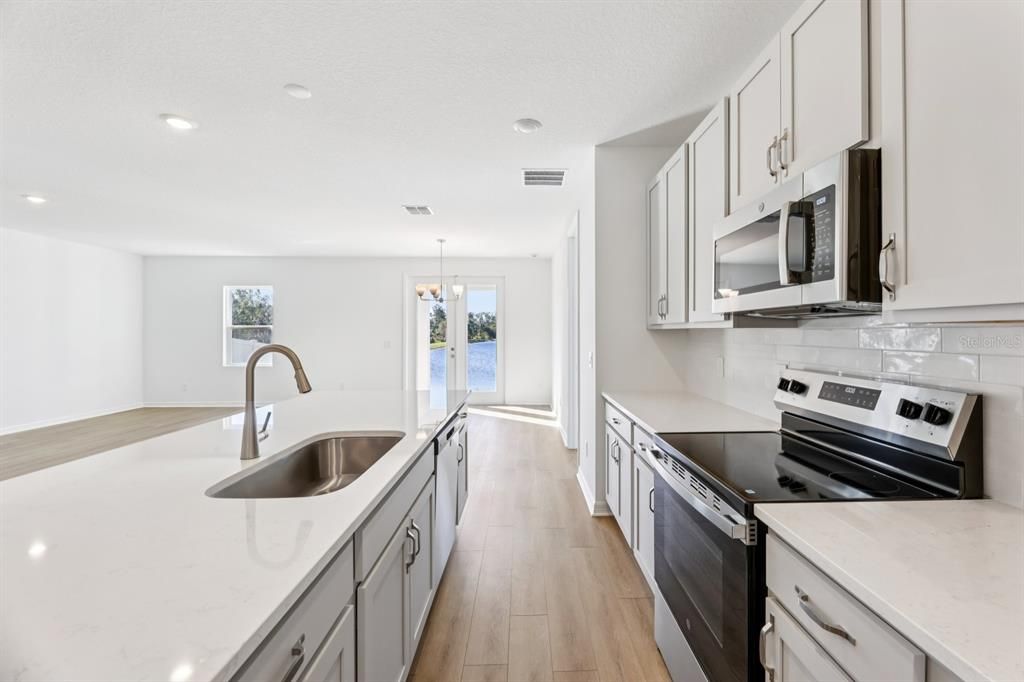 合同活跃: $499,990 (4 贝兹, 2 浴室, 1906 平方英尺)