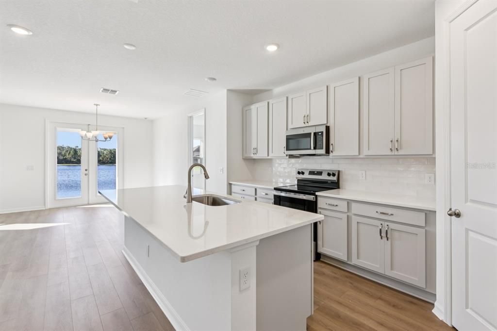 合同活跃: $499,990 (4 贝兹, 2 浴室, 1906 平方英尺)