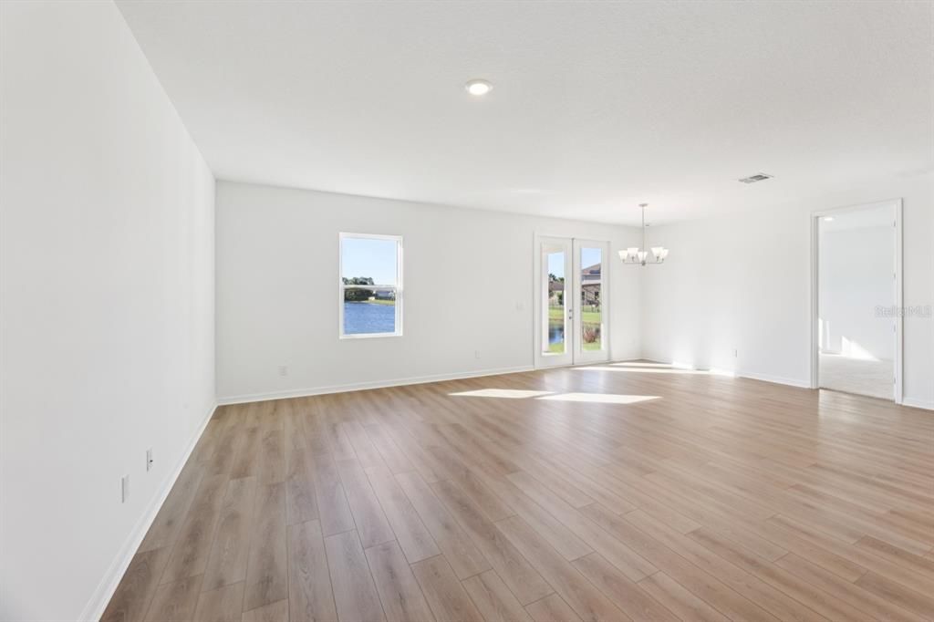 合同活跃: $499,990 (4 贝兹, 2 浴室, 1906 平方英尺)