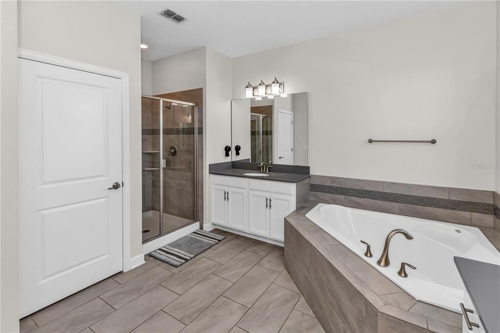 For Sale: $680,000 (5 beds, 4 baths, 3949 Square Feet)