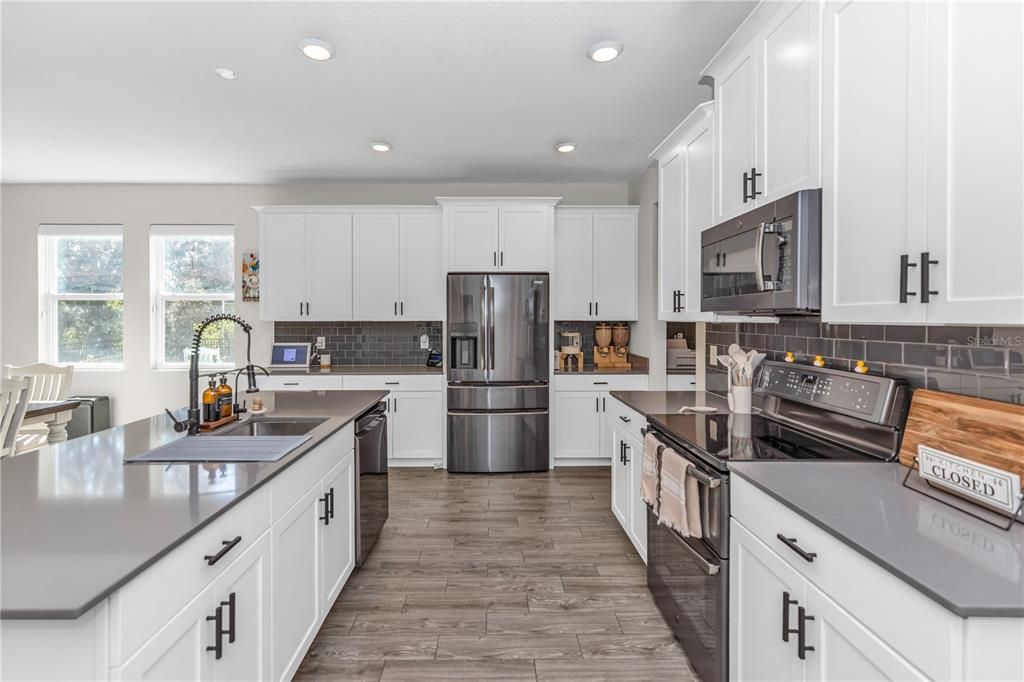 For Sale: $680,000 (5 beds, 4 baths, 3949 Square Feet)