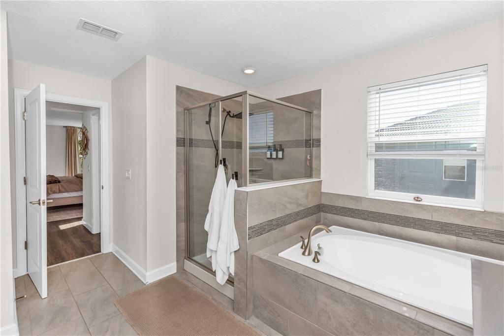 For Sale: $680,000 (5 beds, 4 baths, 3949 Square Feet)