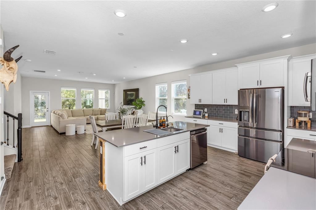 For Sale: $680,000 (5 beds, 4 baths, 3949 Square Feet)