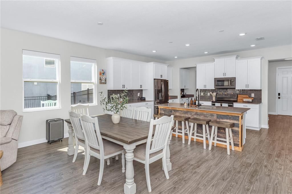 For Sale: $680,000 (5 beds, 4 baths, 3949 Square Feet)