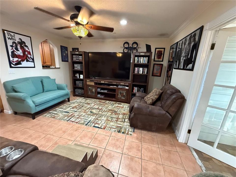 En Venta: $325,000 (3 camas, 2 baños, 1719 Pies cuadrados)