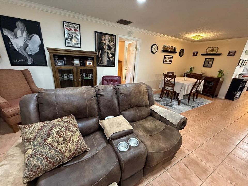 En Venta: $325,000 (3 camas, 2 baños, 1719 Pies cuadrados)