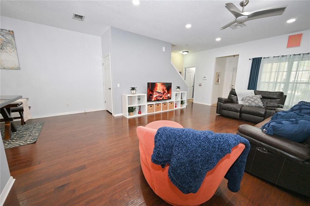 For Rent: $2,760 (3 beds, 2 baths, 1989 Square Feet)