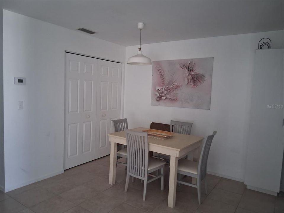 На продажу: $305,000 (2 спален, 2 ванн, 906 Квадратных фут)