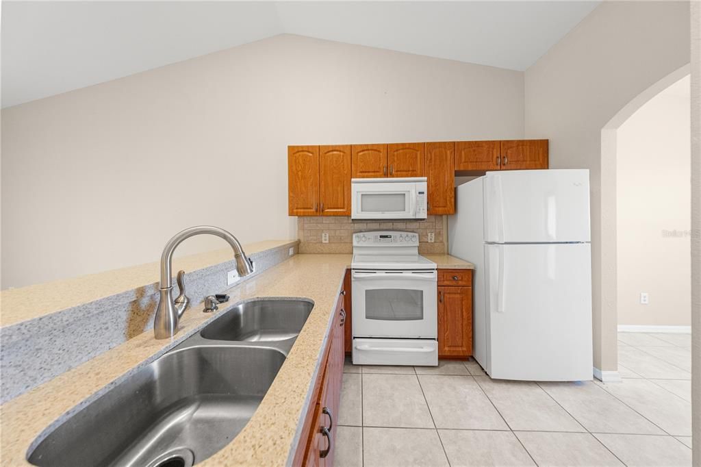 На продажу: $181,900 (2 спален, 2 ванн, 1088 Квадратных фут)