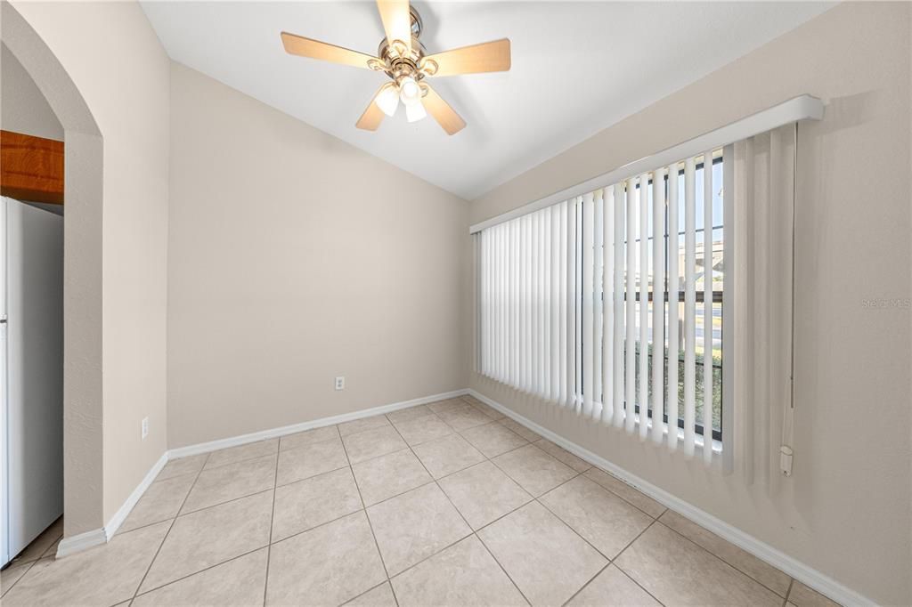 На продажу: $181,900 (2 спален, 2 ванн, 1088 Квадратных фут)