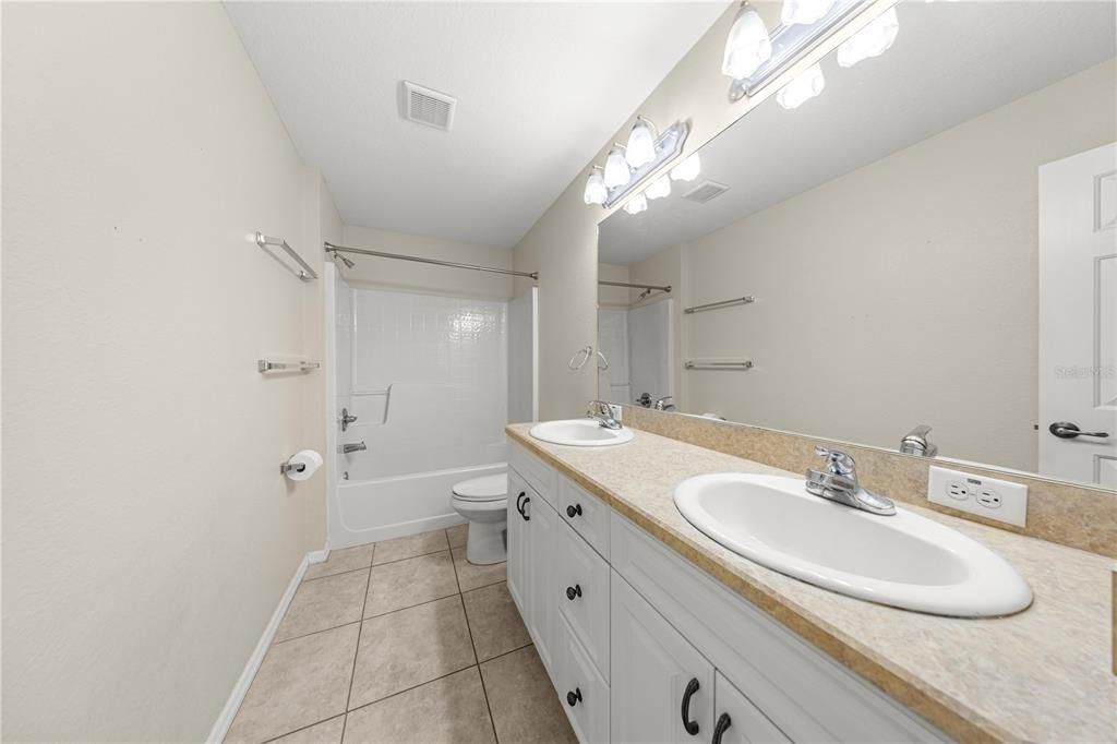 На продажу: $181,900 (2 спален, 2 ванн, 1088 Квадратных фут)