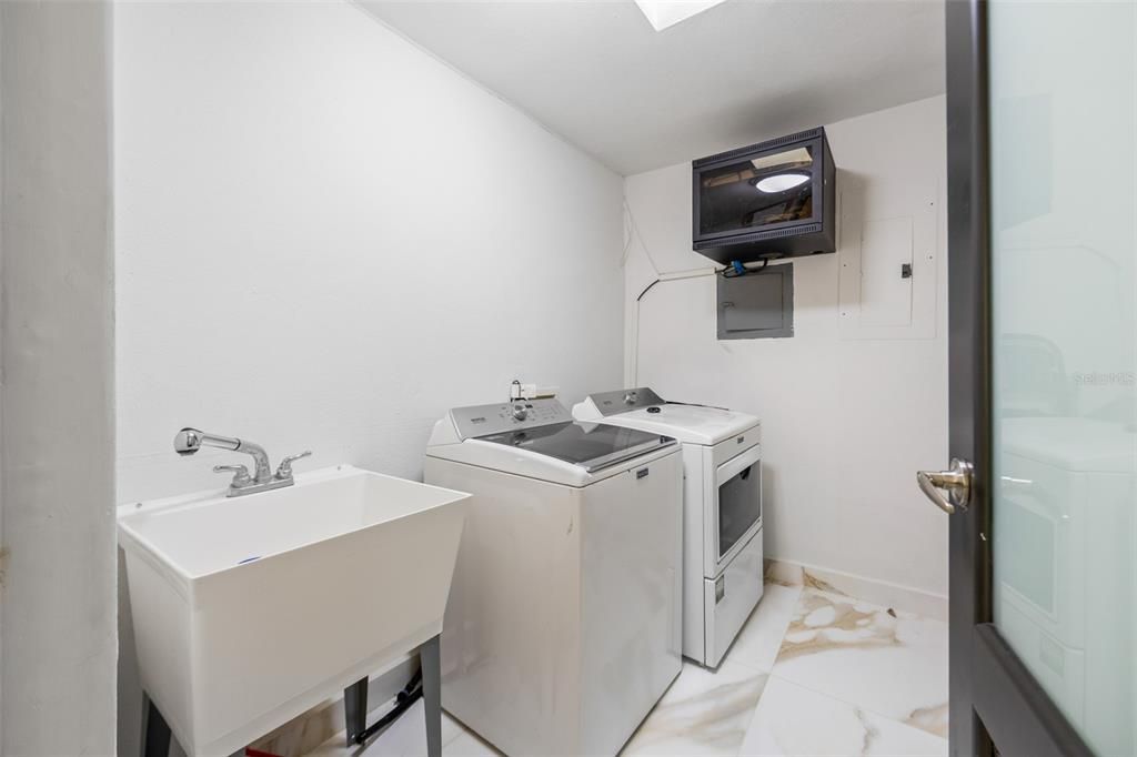 For Sale: $2,095,000 (7 beds, 5 baths, 3721 Square Feet)