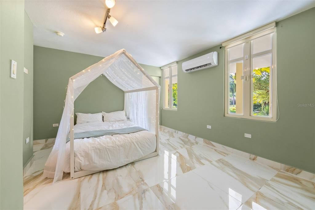 For Sale: $2,095,000 (7 beds, 5 baths, 3721 Square Feet)