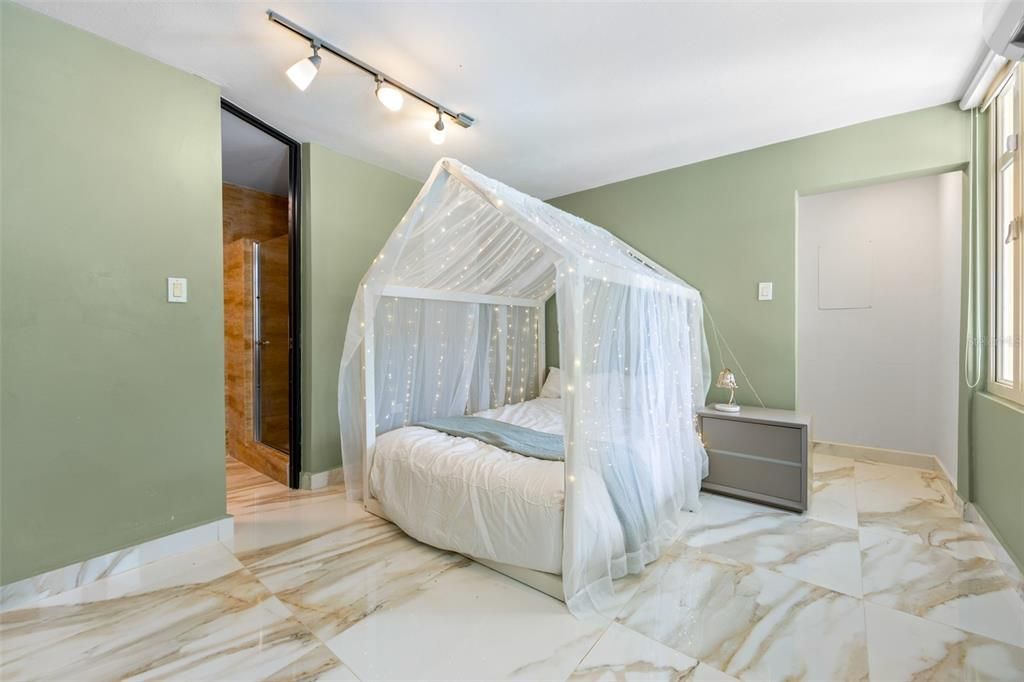 For Sale: $2,095,000 (7 beds, 5 baths, 3721 Square Feet)