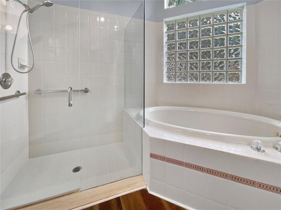 Под контрактом: $518,000 (3 спален, 2 ванн, 1998 Квадратных фут)