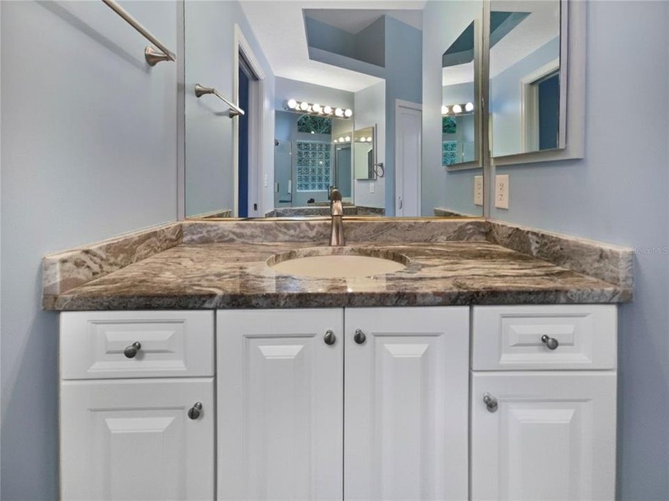 Под контрактом: $518,000 (3 спален, 2 ванн, 1998 Квадратных фут)