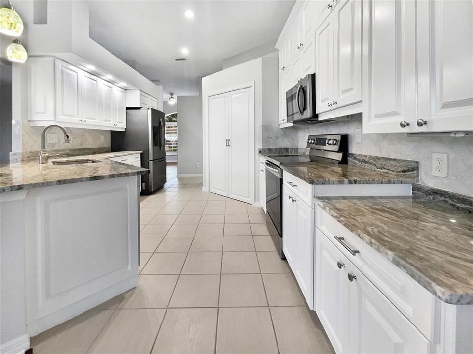 Под контрактом: $518,000 (3 спален, 2 ванн, 1998 Квадратных фут)