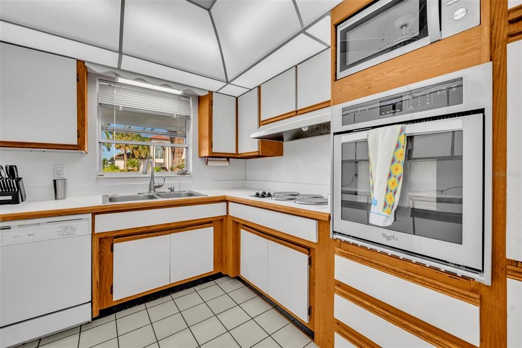 На продажу: $800,000 (4 спален, 3 ванн, 2001 Квадратных фут)