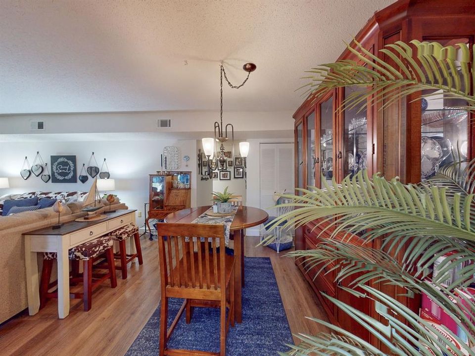 For Sale: $147,000 (2 beds, 2 baths, 1120 Square Feet)