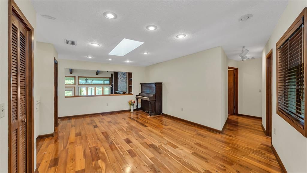 合同活跃: $515,000 (4 贝兹, 3 浴室, 3058 平方英尺)