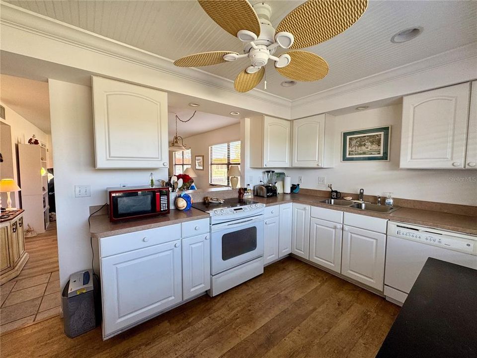 На продажу: $299,900 (1 спален, 1 ванн, 798 Квадратных фут)