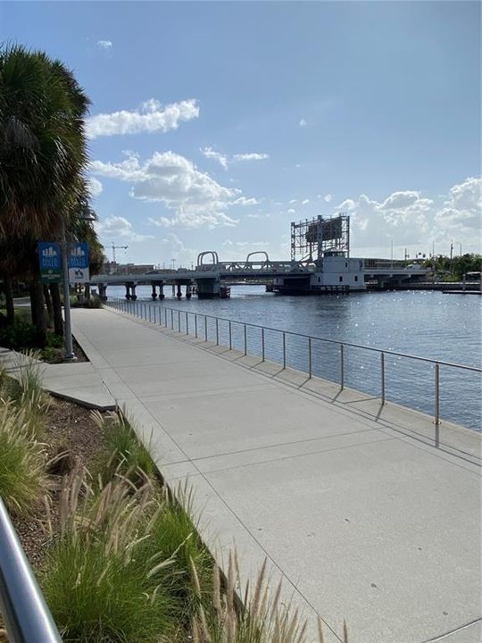 Active With Contract: $2,000 (1 beds, 1 baths, 897 Square Feet)