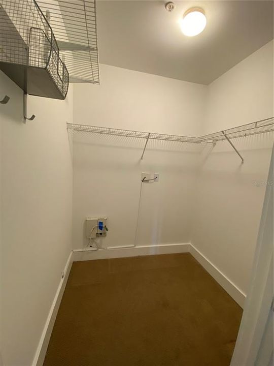 Active With Contract: $2,000 (1 beds, 1 baths, 897 Square Feet)