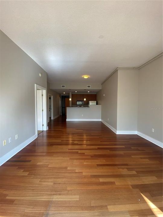 Active With Contract: $2,000 (1 beds, 1 baths, 897 Square Feet)