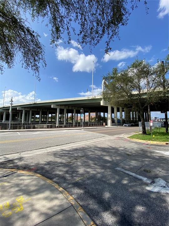 Active With Contract: $2,000 (1 beds, 1 baths, 897 Square Feet)