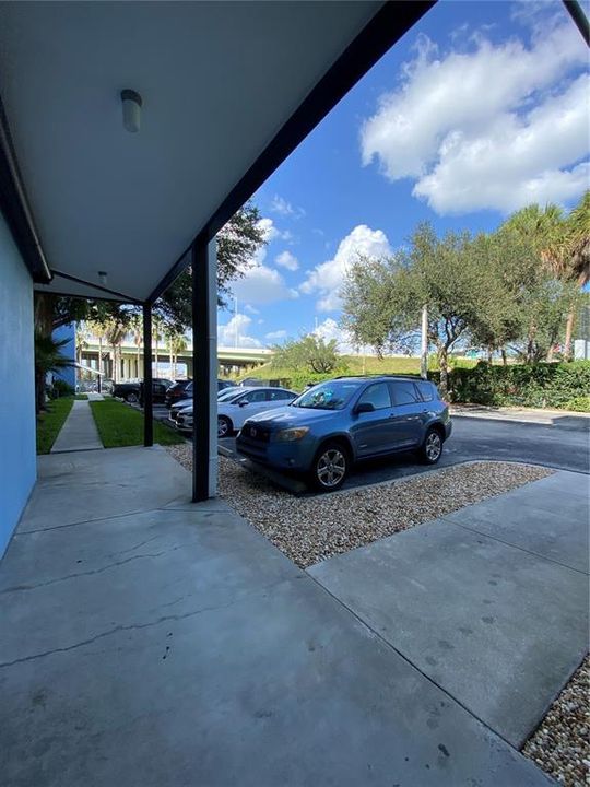 Active With Contract: $2,000 (1 beds, 1 baths, 897 Square Feet)